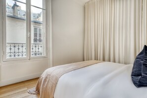 3 bedrooms, iron/ironing board, WiFi, bed sheets - Blueground | Rochechouart, nr Rue de Martyrs (Paris)