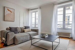 Télévision, chaîne hi-fi