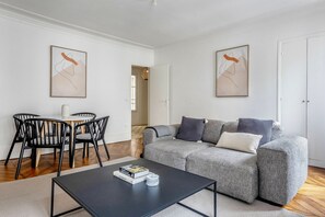 Una televisión, un reproductor estéreo