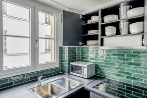 Réfrigérateur, micro-ondes, four, plaque de cuisson