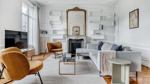 En moderne stue med pejs, fjernsyn og sofa.