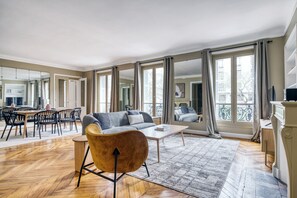 Télévision, chaîne hi-fi