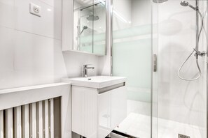 Hair dryer, towels - Blueground | Champs Elysées, concierge & elevator (Paris)