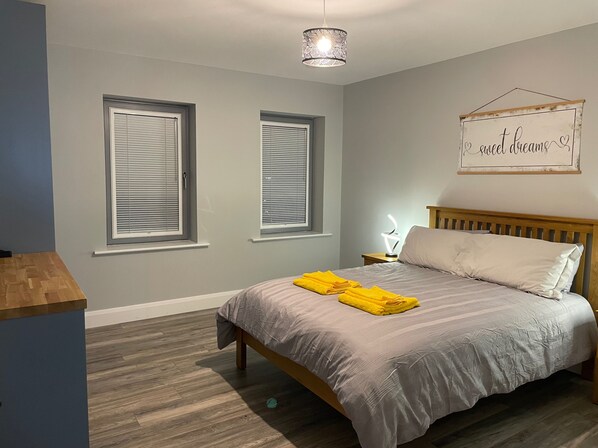 5 室のベッドルーム、アイロン / アイロン台、WiFi、ベッドシーツ