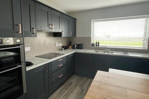 Fridge, microwave, oven, stovetop - Spacious 5Br Home - Country View - Close to Galway (Co Galway)