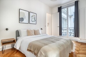 3 habitaciones, tabla de planchar con plancha, wifi y ropa de cama