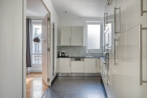 Refrigerador, microondas, horno, placa de cocina