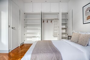 3 slaapkamers, een strijkplank/strijkijzer, wifi, beddengoed