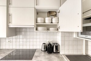 Refrigerador, microondas, horno, placa de cocina