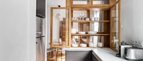 Een koelkast, een microgolfoven, een oven, een kookplaat