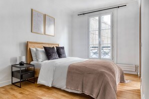 2 bedrooms, iron/ironing board, WiFi, bed sheets - Blueground | Batignolles, nr shops (Paris)