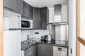 Réfrigérateur, micro-ondes, plaque de cuisson, lave-vaisselle
