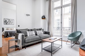 TV, stereo - Blueground | Monceau/Villiers, concierge, nr shops (Paris)