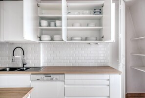 Fridge, microwave, oven, stovetop - Blueground | Saint Georges, nr Montmartre (Paris)