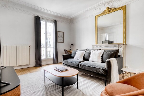 TV, stereo - Blueground | Raspail/Rennes, balcony, furnished (Paris)