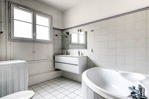 Hair dryer, towels - Blueground | Raspail/Rennes, balcony, furnished (Paris)