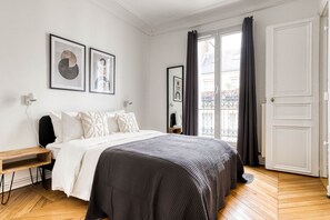 3 bedrooms, iron/ironing board, WiFi, bed sheets - Blueground | Raspail/Rennes, balcony, furnished (Paris)