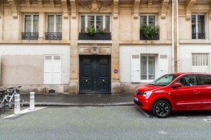Exterior - Blueground | Raspail/Rennes, balcony, furnished (Paris)