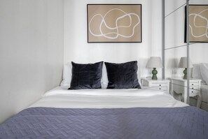 1 غرفة نوم ومكواة/لوح كي وواي فاي وملاءات أسرّة