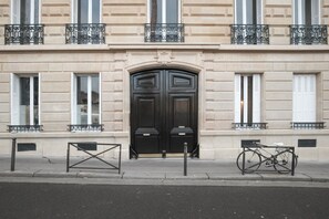 Exterior detail - Blueground | Maie du 16eme, nr Trocadéro Palace (Paris)