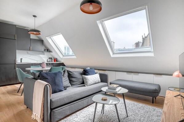 TV, stereo - Blueground | Maie du 16eme, nr Trocadéro Palace (Paris)