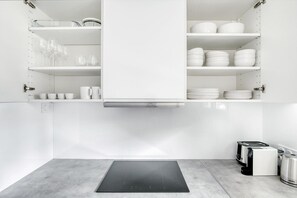 Kühlschrank, Mikrowelle, Ofen, Herdplatte