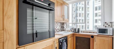 Réfrigérateur, four à micro-ondes, un four, surface de cuisson