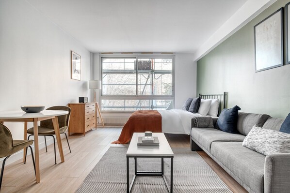 Strykjärn/strykbräda, wi-fi och sängkläder