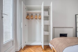2 chambres, fer et planche à repasser, Wi-Fi, draps fournis