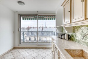 Réfrigérateur, micro-ondes, four, plaque de cuisson