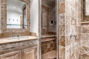 Hair dryer, towels - Blueground | Trocadero, balcony, furnished (Paris)