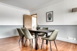 Dining - Blueground | Trocadero, balcony, furnished (Paris)
