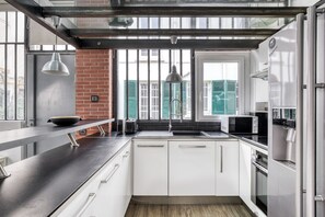 Fridge, microwave, oven, stovetop - Blueground | Commerce, nr La Motte Piquet (Paris)