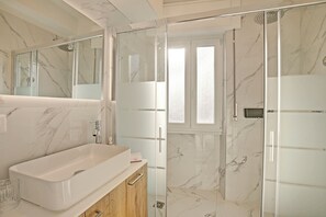 Shower, hair dryer, towels - Luce Lake View on Stresa Hill, Stresa, Italy (Stresa)