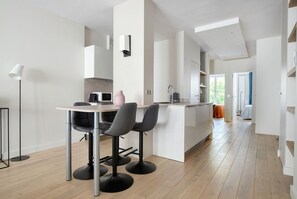冷蔵庫、電子レンジ、オーブン、コンロ