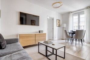 TV, stereo - Blueground | Trocadero, furnished, nr Eiffel Tower (Paris)