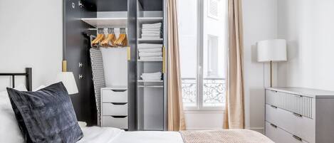 2 عدّة غرف نوم ومكواة/لوح كي وواي فاي وملاءات أسرّة