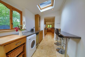 Geladeira, micro-ondas, fogão, lava-louças