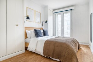 3 habitaciones, tabla de planchar con plancha, wifi y ropa de cama