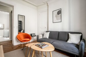 TV, stereo - Blueground | Victor Hugo, elev, nr garden & dining (Paris)