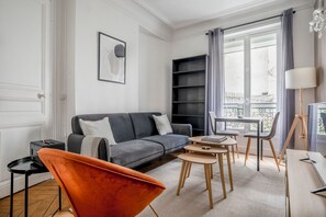 TV, stereo - Blueground | Victor Hugo, elev, nr garden & dining (Paris)