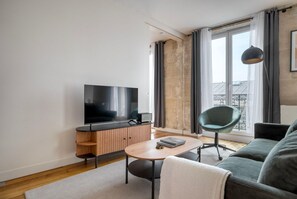 TV, stereo - Blueground | Montorgueil/Sentier, nr dining (Paris)