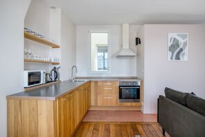 Kühlschrank, Mikrowelle, Ofen, Herdplatte