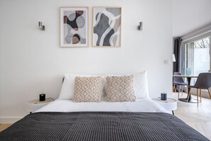 1 bedroom, iron/ironing board, WiFi, bed sheets - Blueground | Arc de Triomphe, balcony, nr shops (Paris)