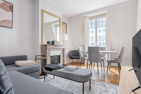 TV, stereo - Blueground | Champs de Mars, nr Eiffel Tower (Paris)