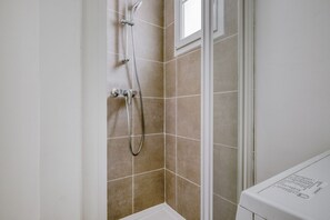 Séchoir à cheveux, serviettes fournies