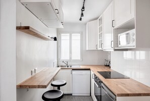 Fridge, microwave, oven, stovetop - Blueground | Champs de Mars, nr Eiffel Tower (Paris)