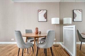 Dining - Blueground | Ranelagh, nr embassies (Paris)