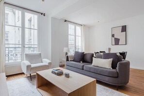 TV, stereo - Blueground | Jardin du Luxembourg, fully furnished (Paris)