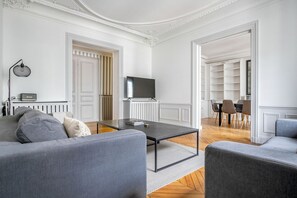 TV, stereo - Blueground | Champs de Mars, balcony, furnished (Paris)